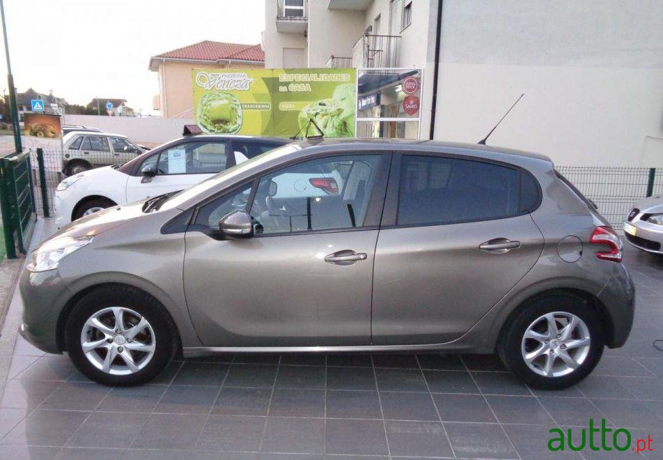 2012' Peugeot 208 1.4 Hdi Active photo #2