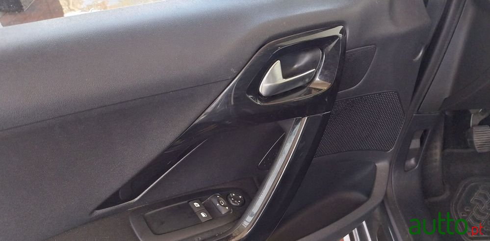 2015' Peugeot 208 photo #3
