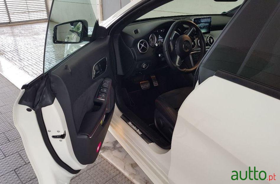 2016' Mercedes-Benz Cla-180 photo #2