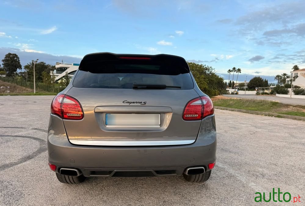 2011' Porsche Cayenne S Hybrid photo #5