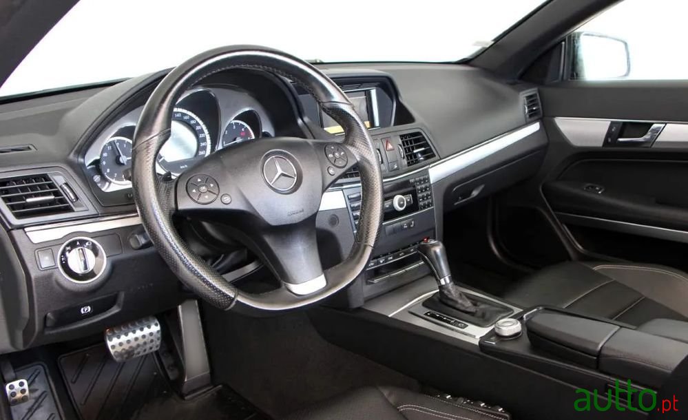 2011' Mercedes-Benz E 250 photo #2