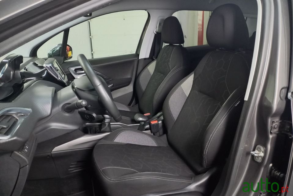 2017' Peugeot 2008 photo #6