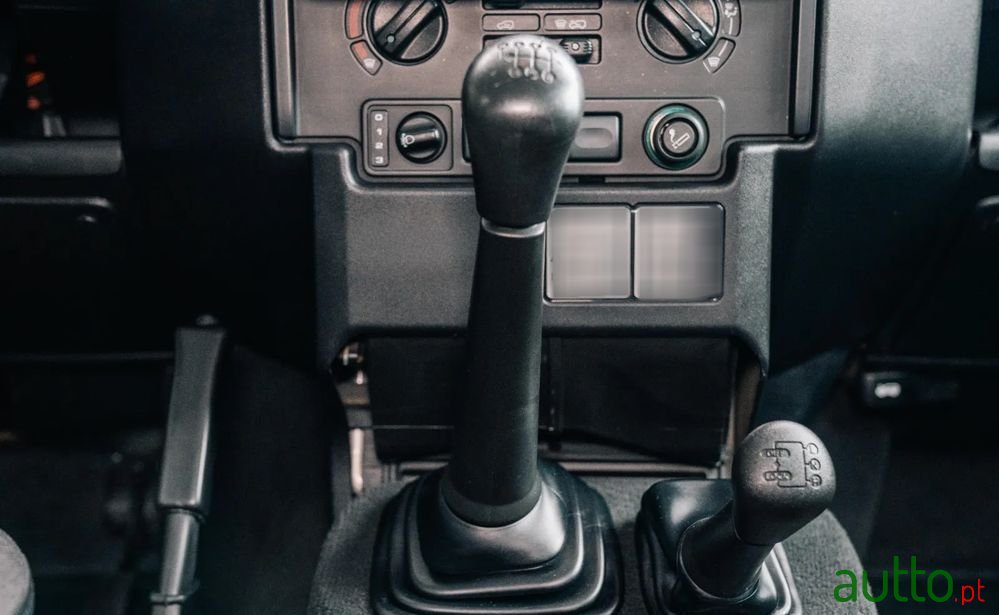 2011' Land Rover Defender photo #3