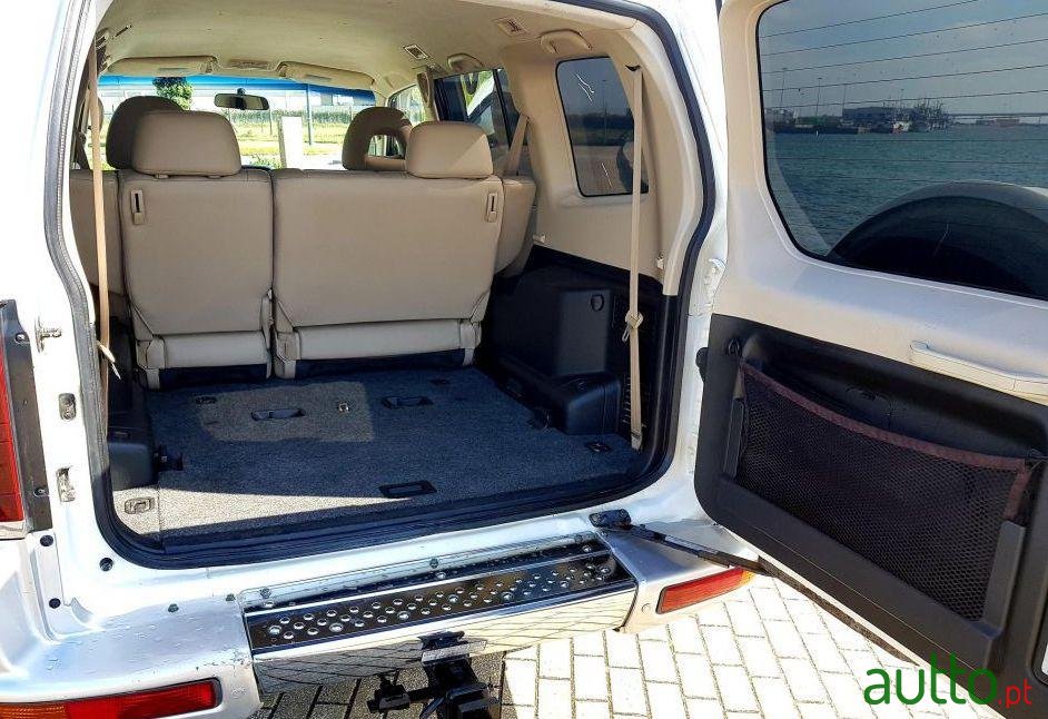 2002' Mitsubishi Pajero Longo photo #5