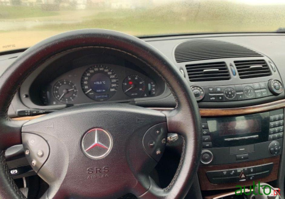 2002' Mercedes-Benz E-220 Classic photo #3