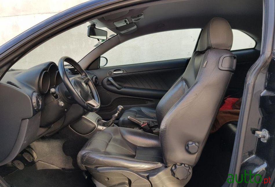 2004' Alfa Romeo GT photo #1