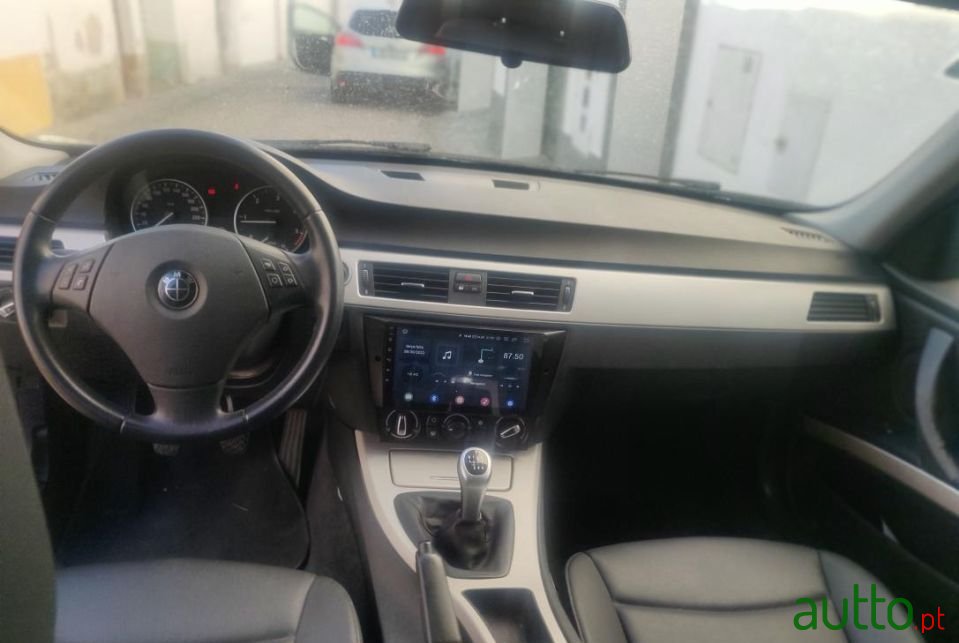 2011' BMW 318 D photo #5