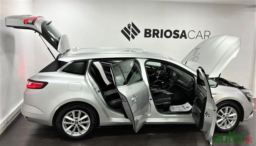 2017' Renault Megane Sport Tourer photo #2