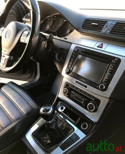 2010' Volkswagen Passat Variant photo #1