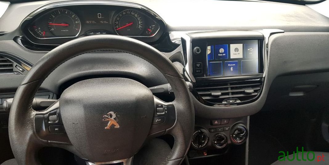 2013' Peugeot 208 photo #3