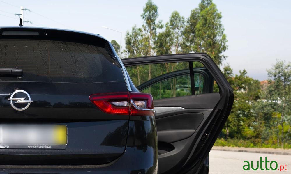 2020' Opel Insignia Sports Tourer photo #3