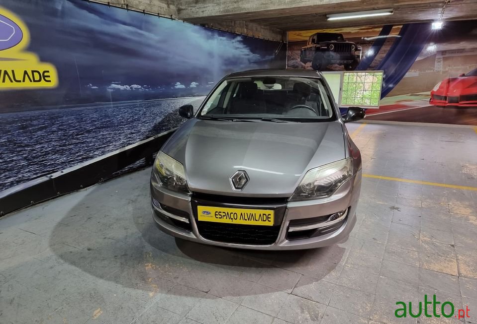 2015' Renault Laguna photo #2