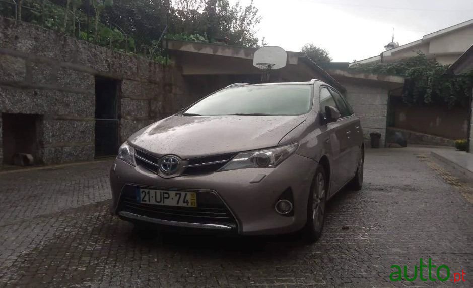 2015' Toyota Auris Touring Sports photo #3