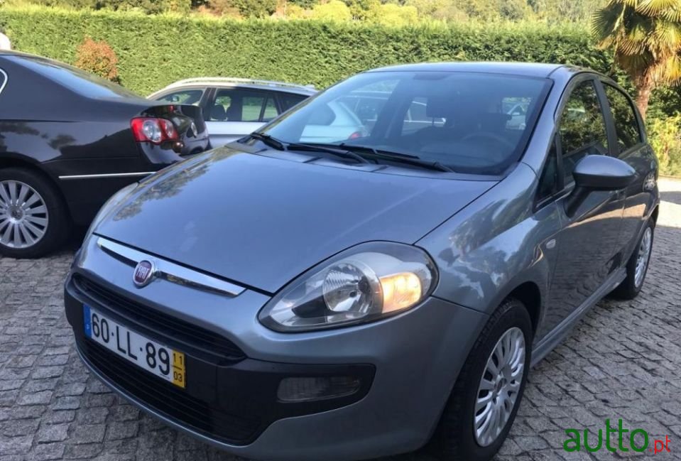 2011' Fiat Punto Evo photo #2
