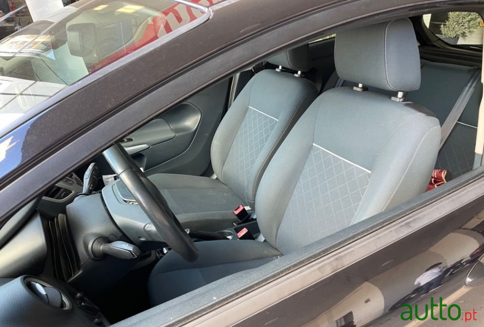 2012' Ford Fiesta photo #4