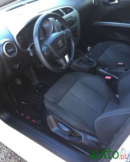 2011' SEAT Leon Sport photo #4
