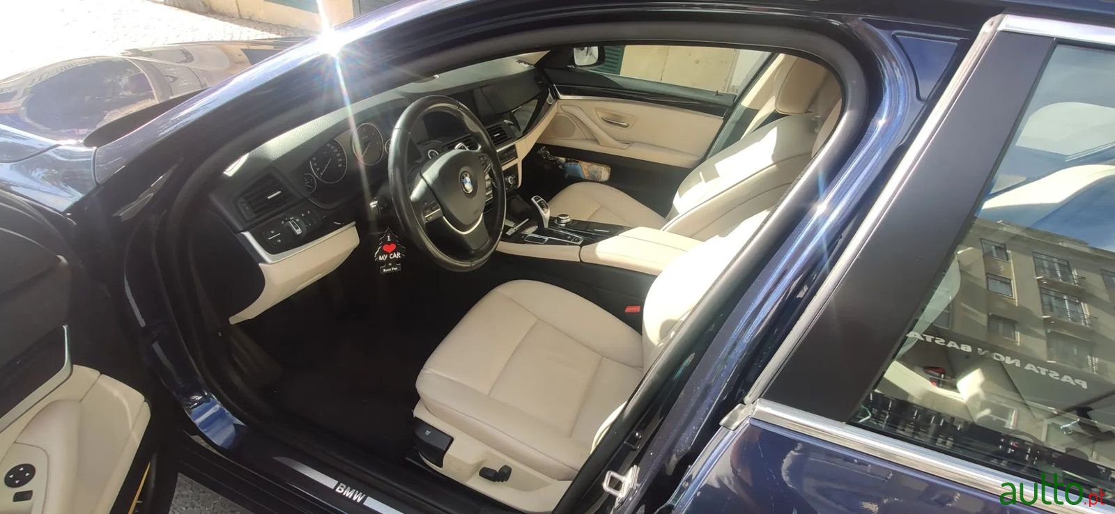 2011' BMW 520 photo #4