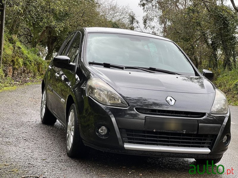 2011' Renault Clio photo #4