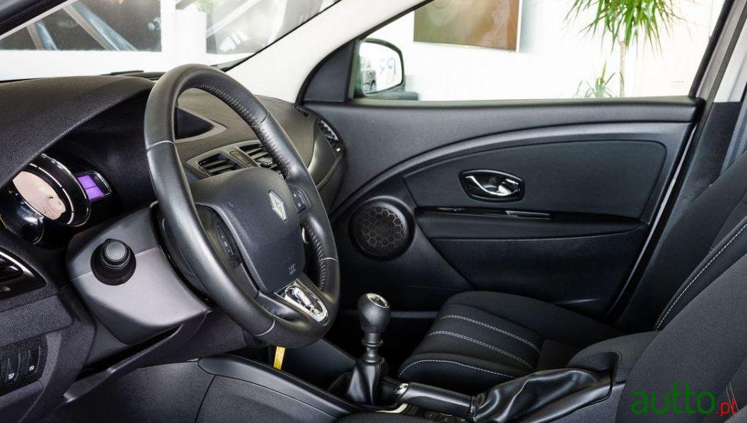 2014' Renault Megane Sport Tourer photo #3