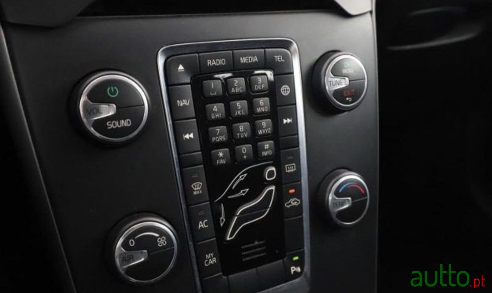 2013' Volvo V40 Cross Country photo #4