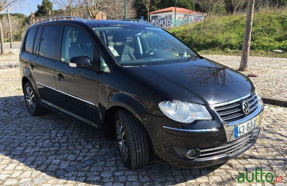 2008' Volkswagen Touran photo #2