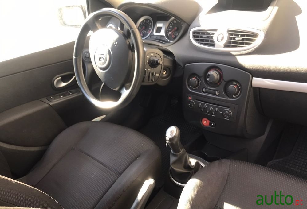 2009' Renault Clio Break photo #2