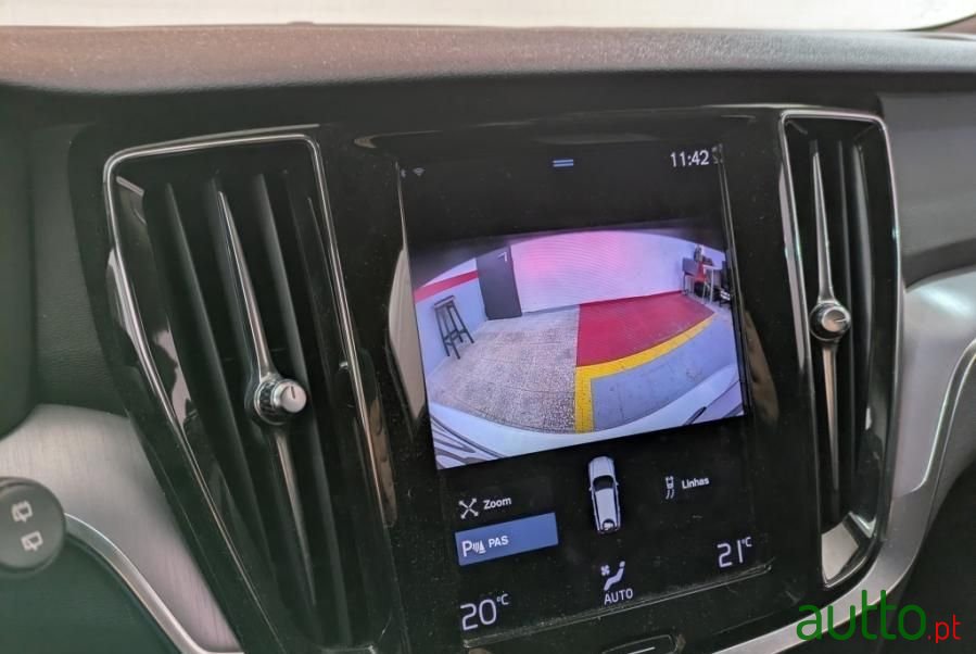 2020' Volvo V60 photo #5