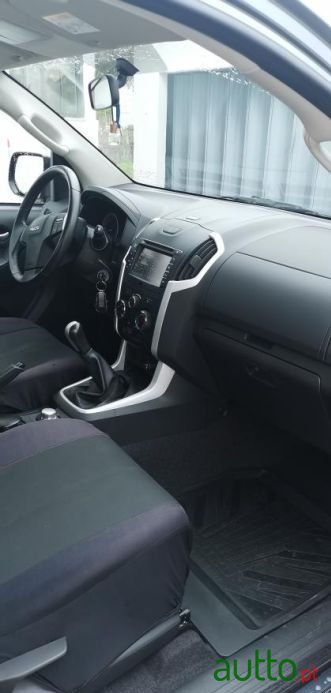 2017' Isuzu D-Max photo #2