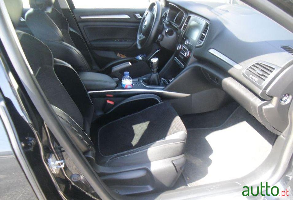 2017' Renault Megane Sport Tourer photo #3