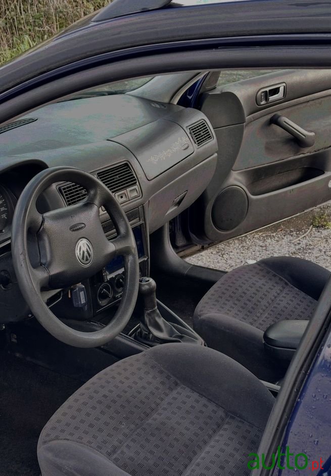 2001' Volkswagen Golf photo #2