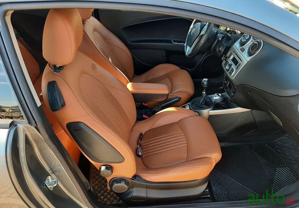 2011' Alfa Romeo MiTo photo #6