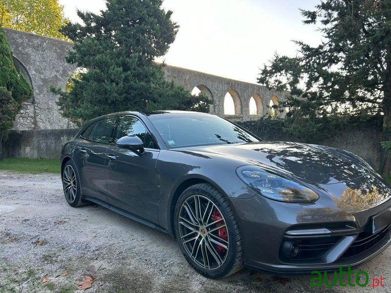 2018' Porsche Panamera Sport Turismo photo #2