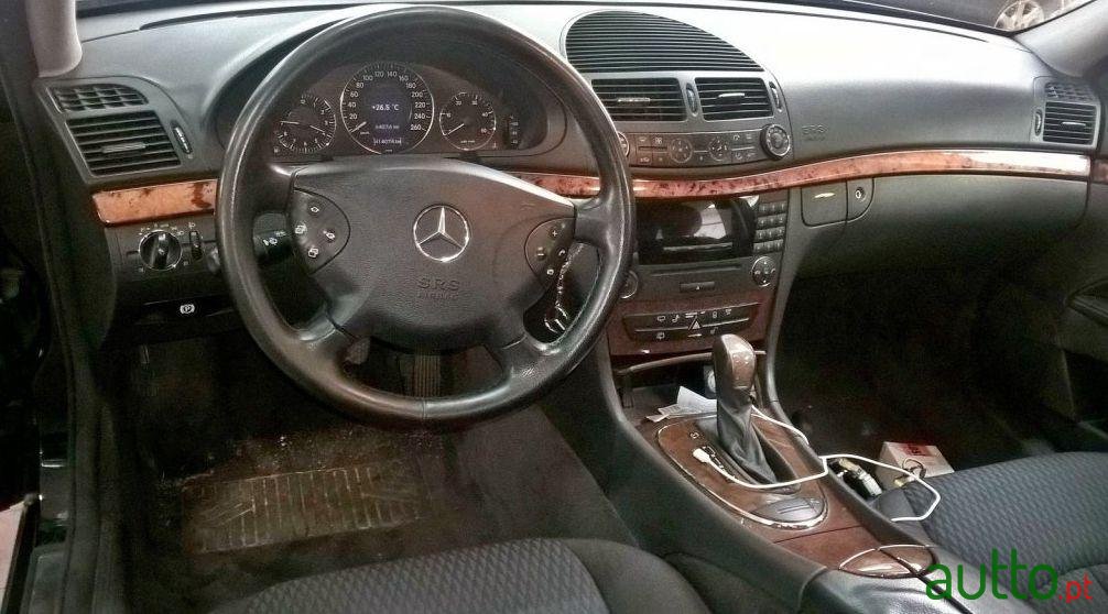 2004' Mercedes-Benz E 220 CDi Elegance photo #1