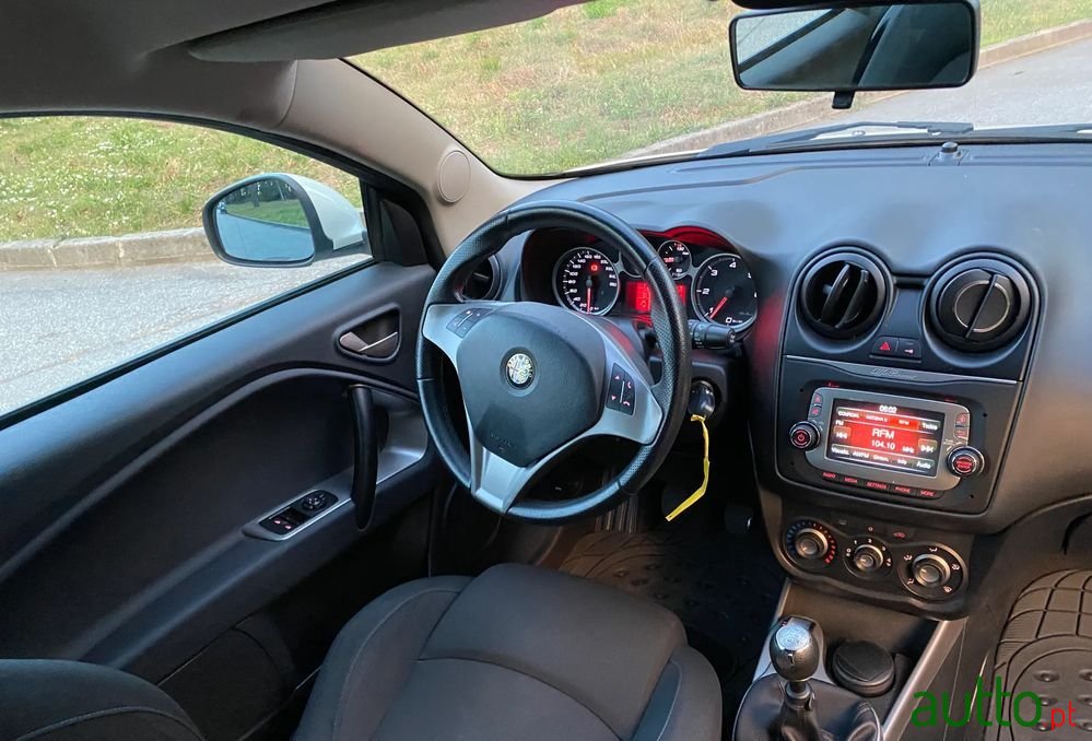 2015' Alfa Romeo MiTo photo #6