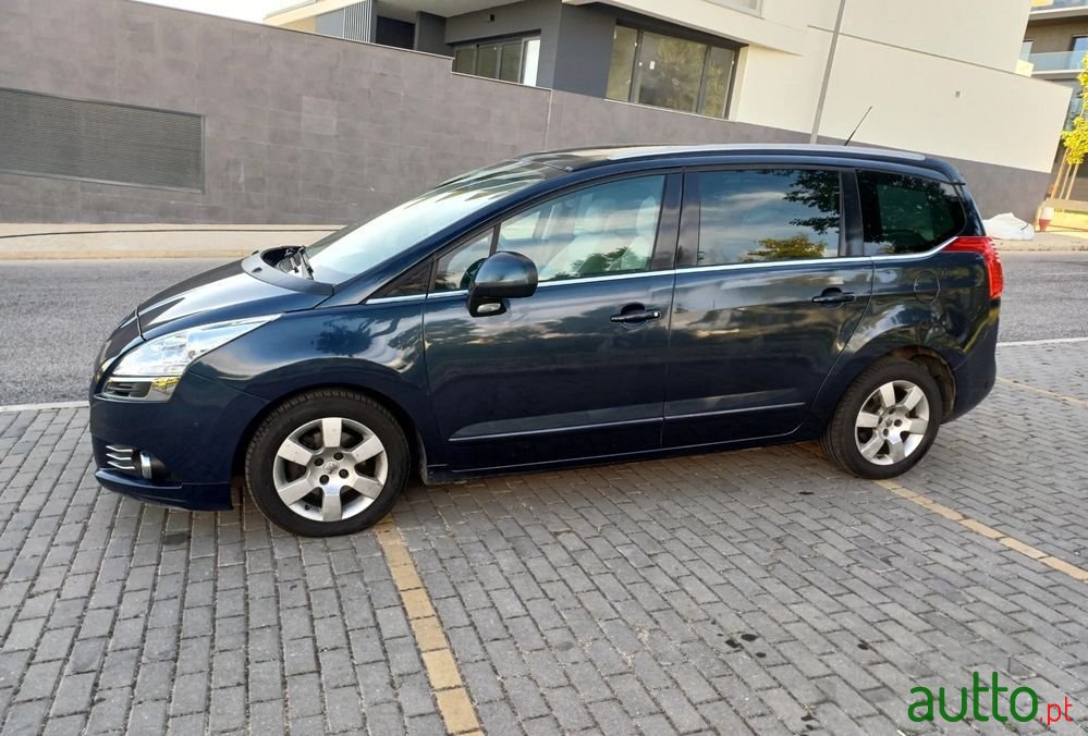 2012' Peugeot 5008 photo #2