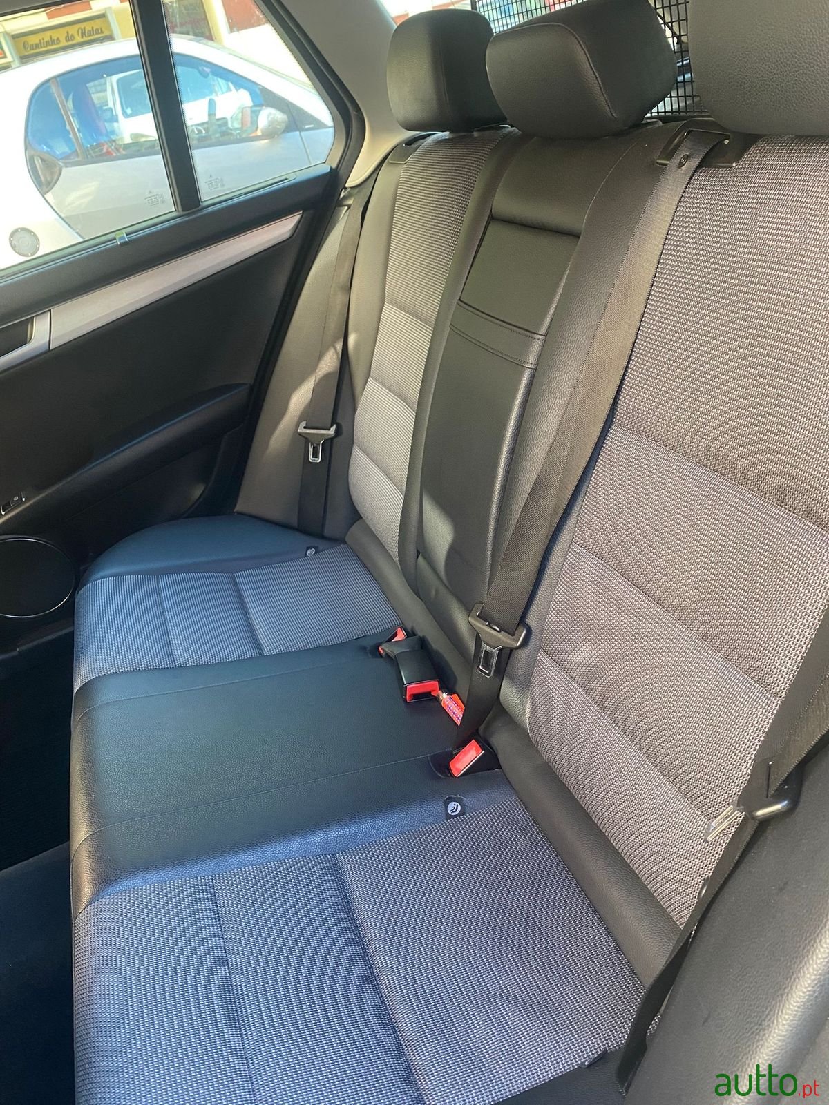 2011' Mercedes-Benz C 250 photo #5