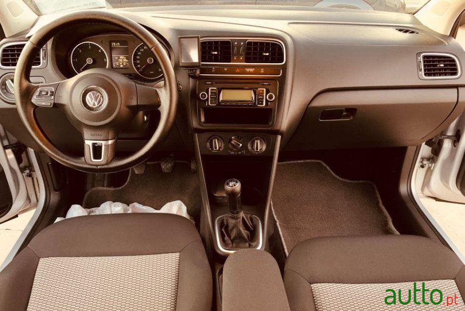2010' Volkswagen Polo photo #3