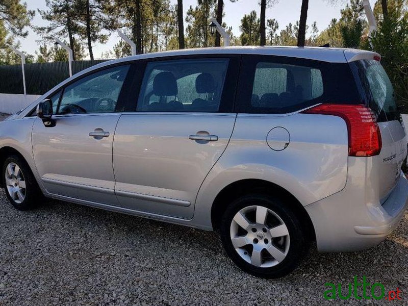 2013' Peugeot 5008 photo #1