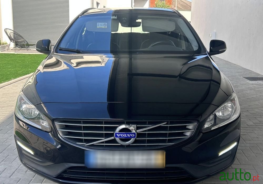 2018' Volvo V60 2.4 D6 Momentum Awd Phev photo #2