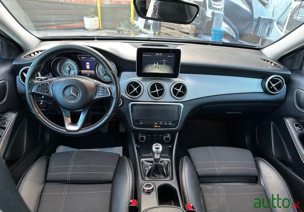2017' Mercedes-Benz Classe Gla D Urban photo #4