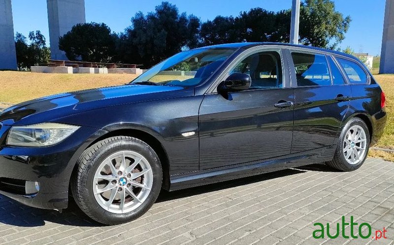 2012' BMW 318 D Touring Navigation photo #2