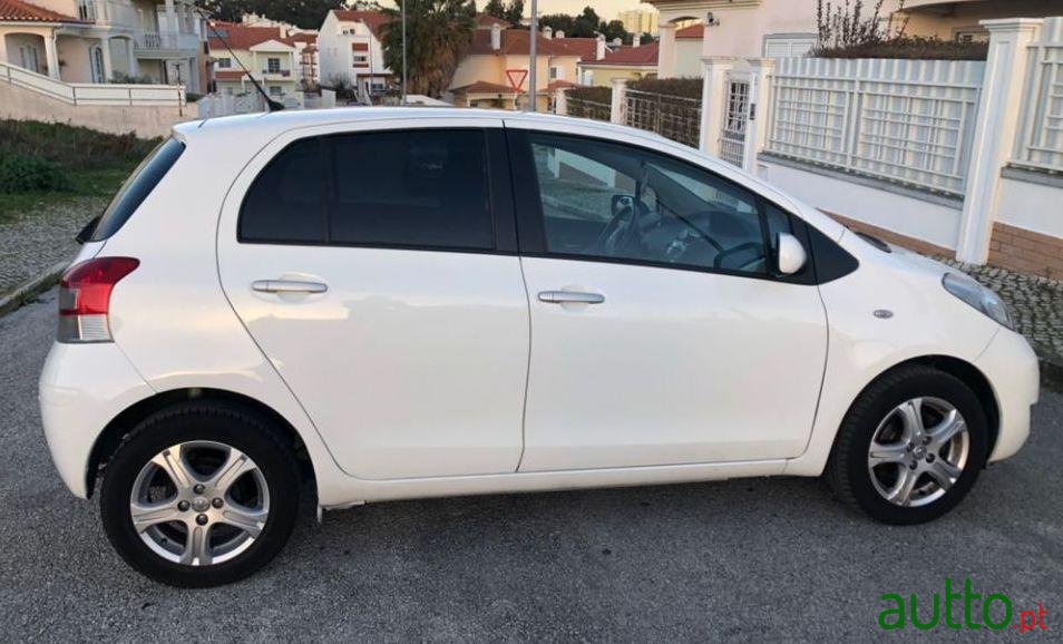 2011' Toyota Yaris photo #1