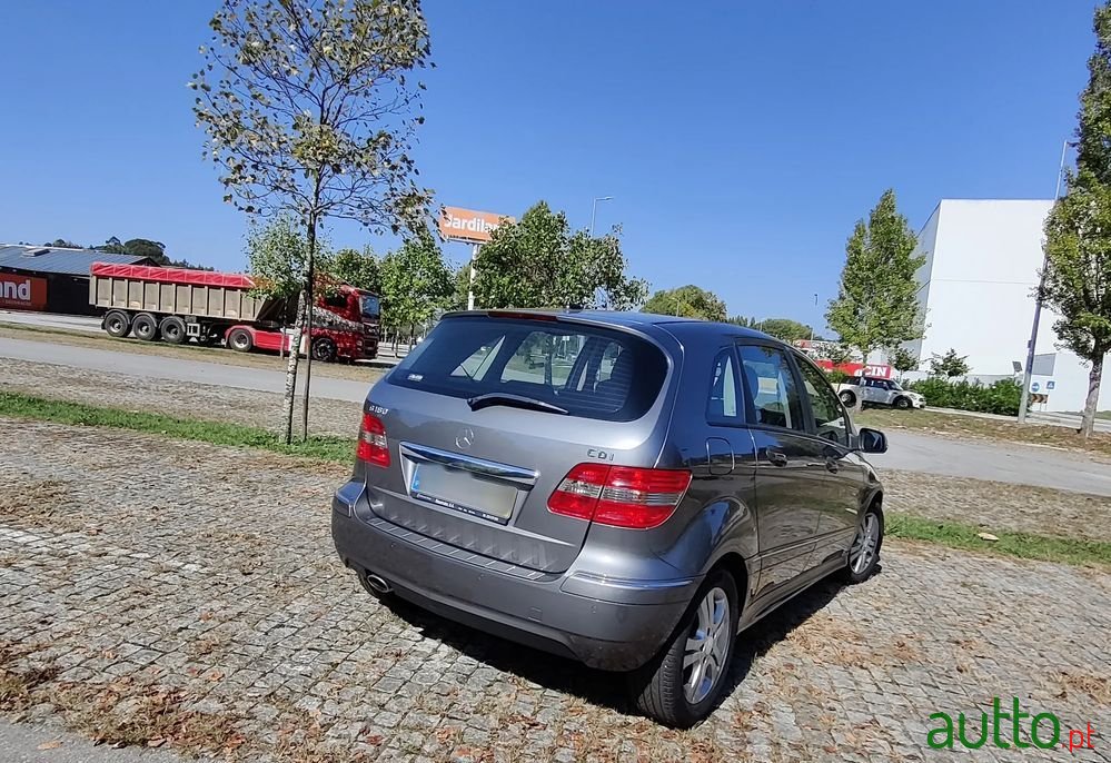 2011' Mercedes-Benz B 180 photo #3