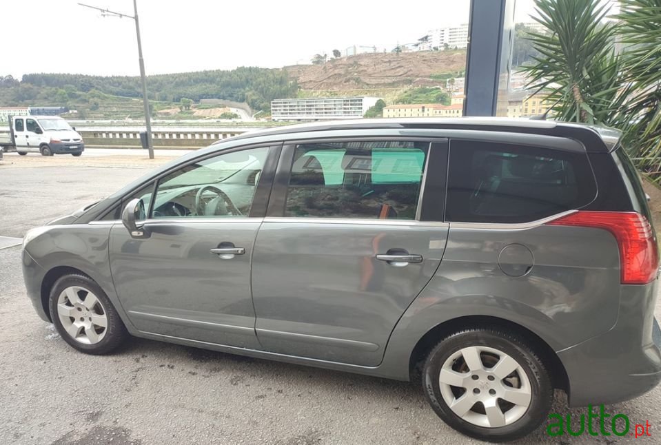 2012' Peugeot 5008 photo #2