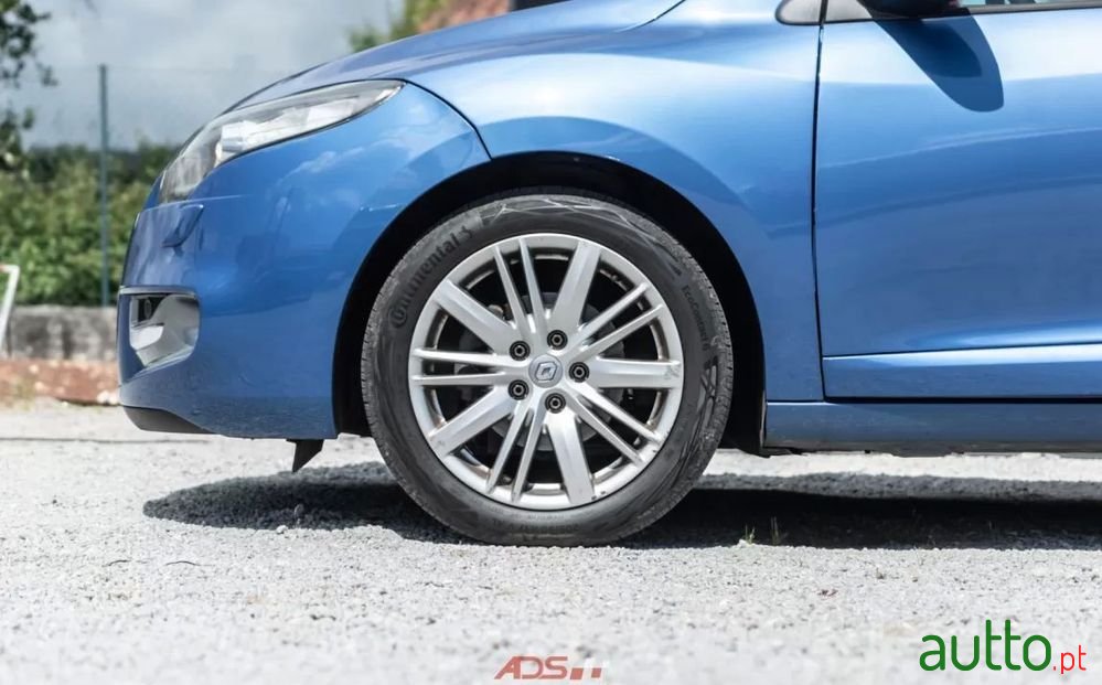 2012' Renault Megane photo #5