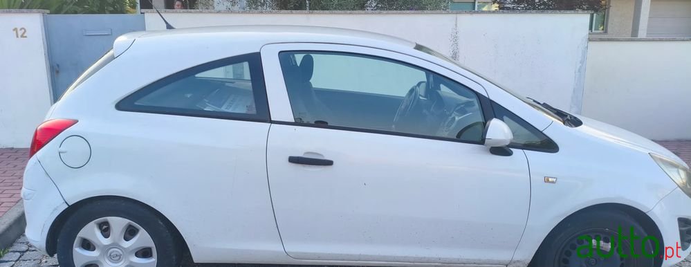 2013' Opel Corsa photo #2