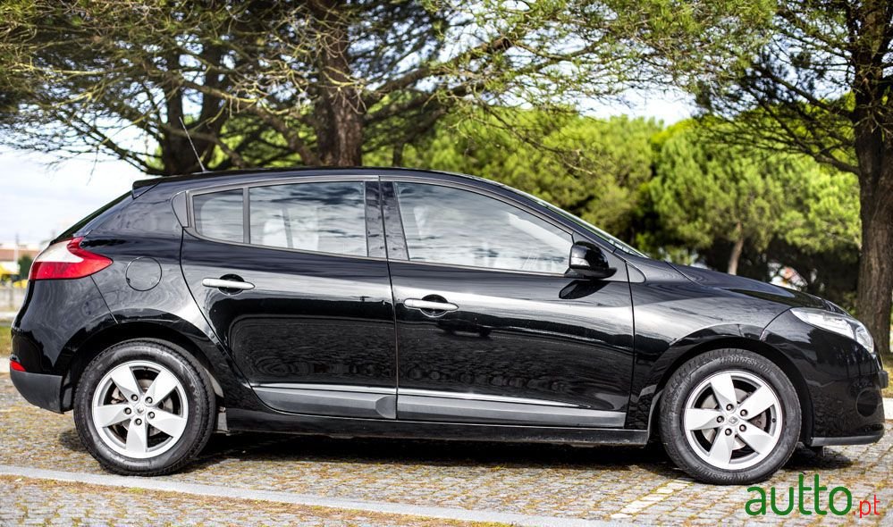 2010' Renault Megane photo #3