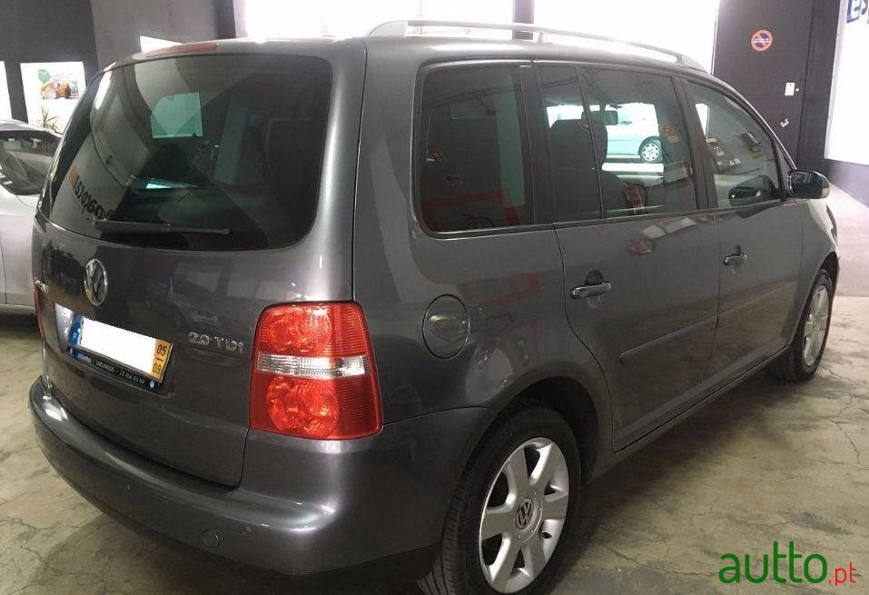 2005' Volkswagen Touran photo #1