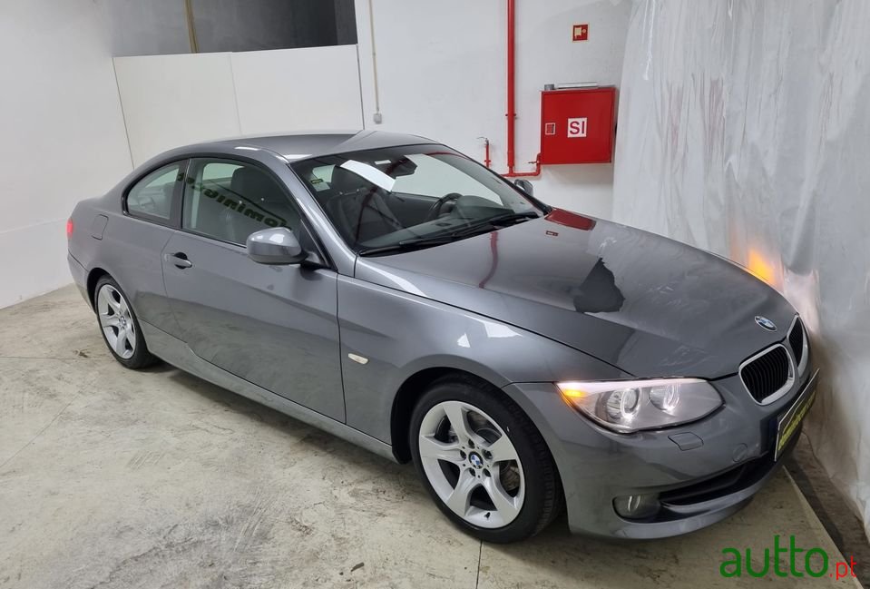 2011' BMW 320 photo #3