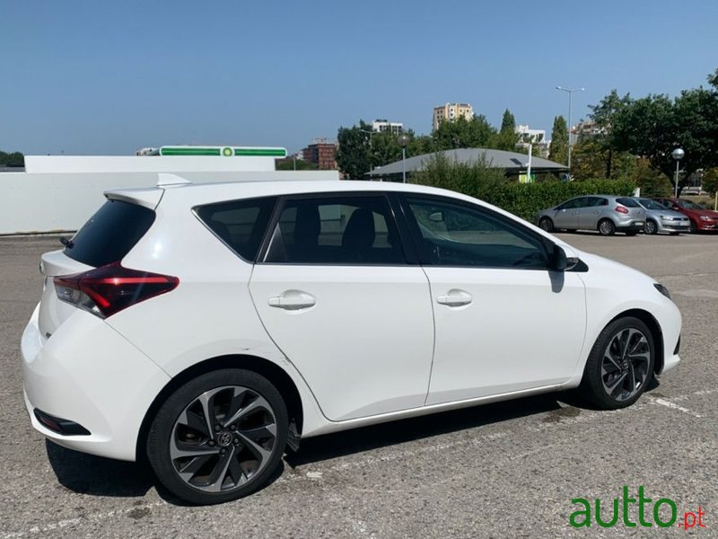 2016' Toyota Auris Sport photo #3